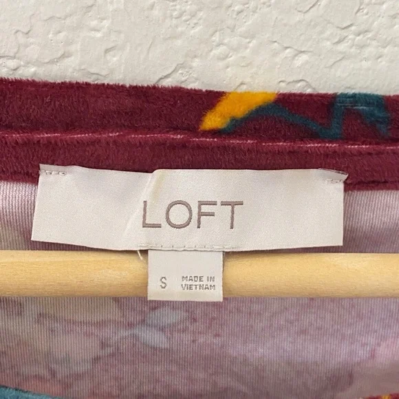 LOFT Velour Velvet Top Size Small Burgundy Floral Long Sleeves - Picture 4 of 5